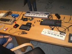 Mesa con ordenadores, cables, MIDIs...