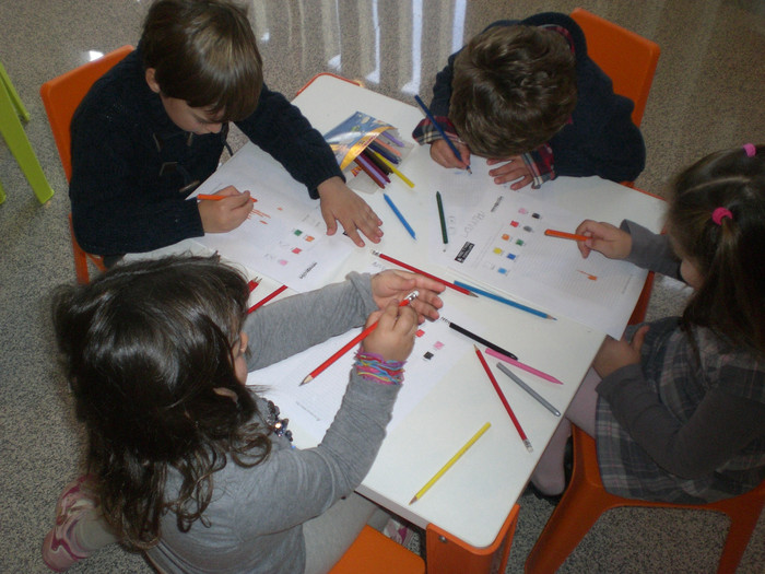 Niños pintando 02 Niños pintando 02