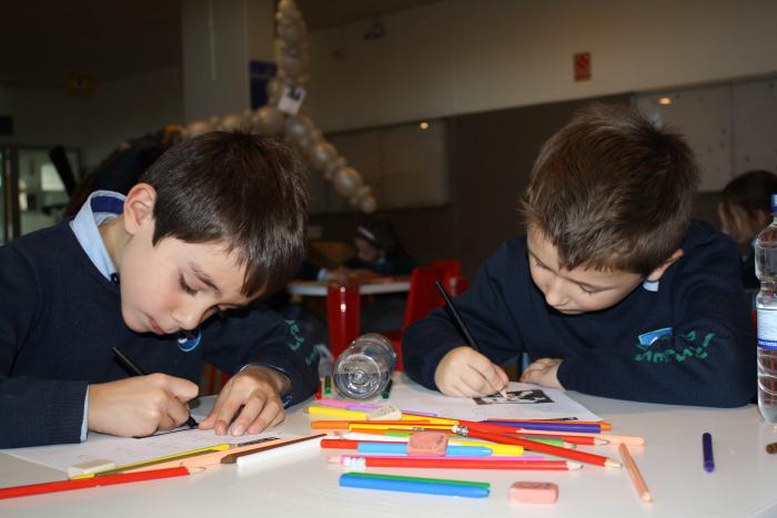 Niños pintando